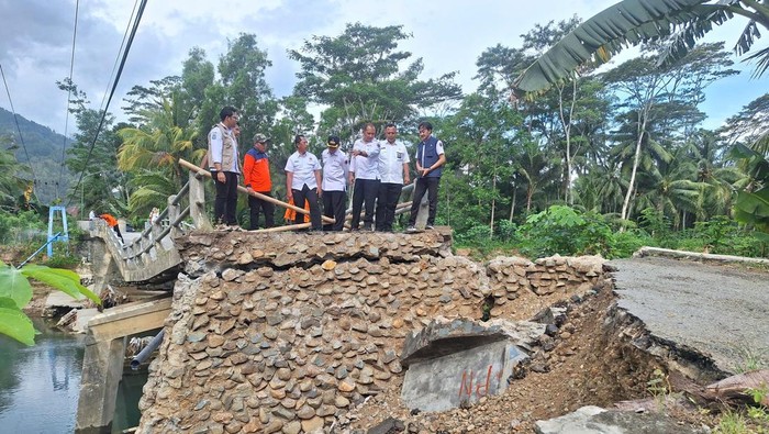 BPBD Jatim cek jembatan putus dampak banjir di trenggalek dan dropping air bersih di trenggalek