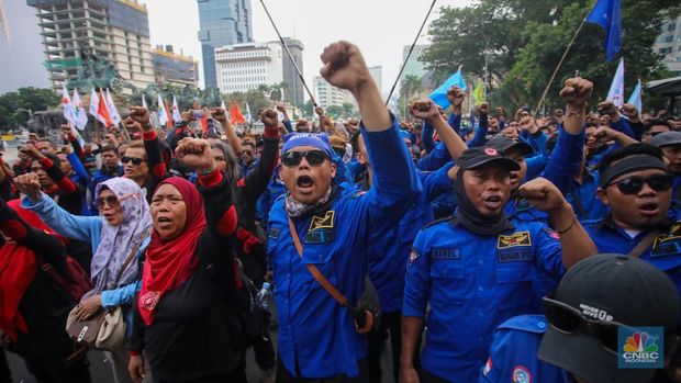 Buruh melakukan sujud syukur saat aksi unjuk rasa di kawasan Patung Kuda, Jalan Medan Merdeka Barat, Jakarta, Kamis (31/10/2024). (CNBC Indonesia/Faisal Rahman)