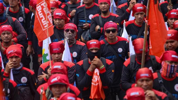 Buruh melakukan unjuk rasa di kawasan Patung Kuda, Jalan Merdeka Barat, Jakarta, Kamis (31/10/2024). (CNBC Indonesia/Faisal Rahman)