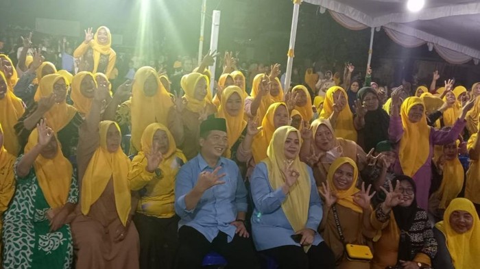 Cagub-cawagub nomor 3, Iqbal-Dinda, saat bersilaturahmi di Kelurahan Jatiwangi, Kecamatan Asakota, Kota Bima, Rabu, (30/10/2024) malam. (Rafiin/detikBali)