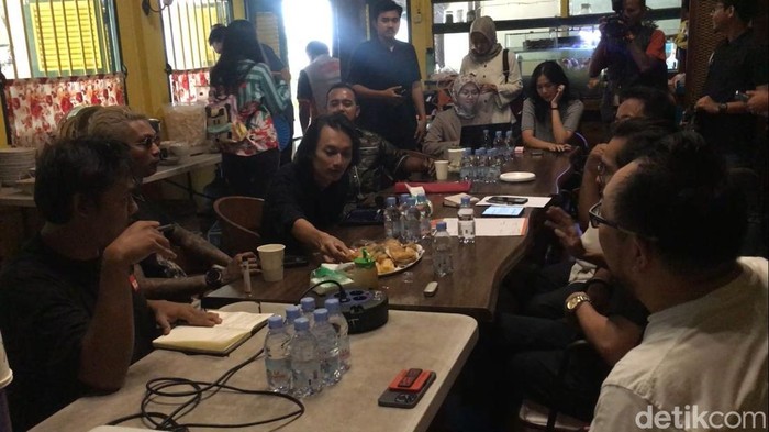 Cawagub Jakarta nomor urut 3 Rano Karno bertemu dengan rapper Young Lex. (Diah/detikcom).