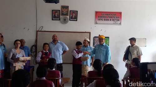 De Gadjah dan Putu Agus Suradnyana (PAS) ditemani Sugawa Korry-Gede Suardana saat uji coba makan siang gratis di SMK Widya Dharma Bali, Buleleng, Kamis (31/10/2024). (Made Wijaya Kusuma)
