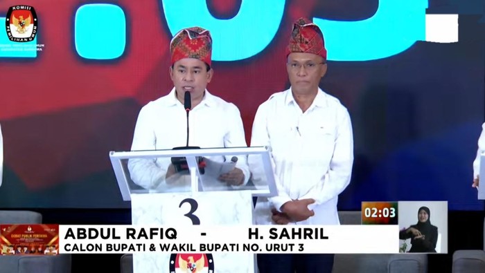 Cabup-cawabup Kabupaten Sumbawa nomor urut 3 Abdul Rafiq-Sahril di debat perdana, Kamis (31/10/2024). (Tangkapan layar)