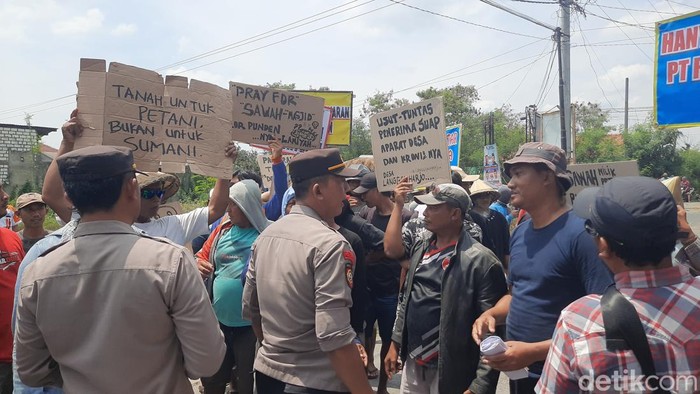 Massa menggelar aksi demo soal pencemaran limbah dan izin pabrik di Desa Langgenharjo Kecamatan Juwana,  Kamis (31/10/2024).