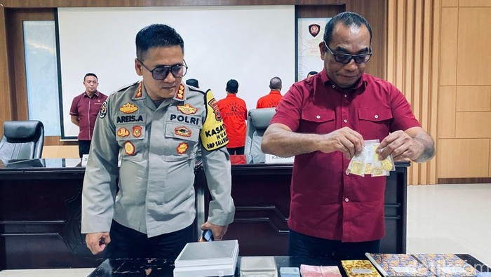 Dirkrimsus Polda Maluku, Kombes Hujra Soumena menunjukan emas hasil sitaan.