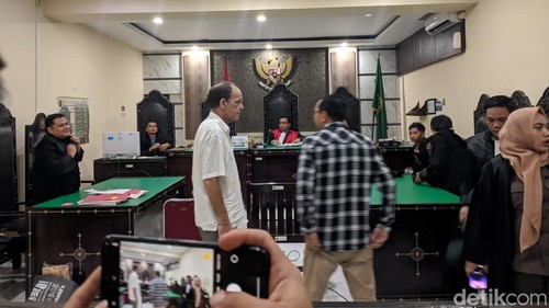 Dua terdakwa pelaku pengeboran air ilegal Direktur PT Gerbang NTB Emas Samsul Hadi dan PT Berkah Air Laut William John Matheson (putih) di Gili Trawangan dan Gili Meno seusai pembacaan putusan di PN Mataram, Kamis petang (31/10/2024).