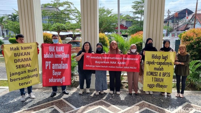 Sejumlah eks pekerja PT AII yang mendatangi Pengadilan Tindak Pidana Korupsi dan Hubungan Industrial Jogja untuk melayangkan gugatan terkait keterlambatan pembayaran gaji dan komisi, Kamis (31/10/2024).