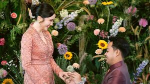 Foto: Gaya Febby Rastanty saat Dilamar Polisi, Memesona Pakai Kebaya Oranye