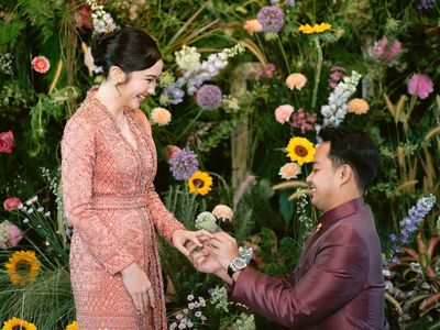 Foto: Gaya Febby Rastanty saat Dilamar Polisi, Memesona Pakai Kebaya Oranye