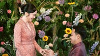 Momen manis Dio memasangkan cincin kepada Febby Rastanty. Foto: instagram Febby Rastanty