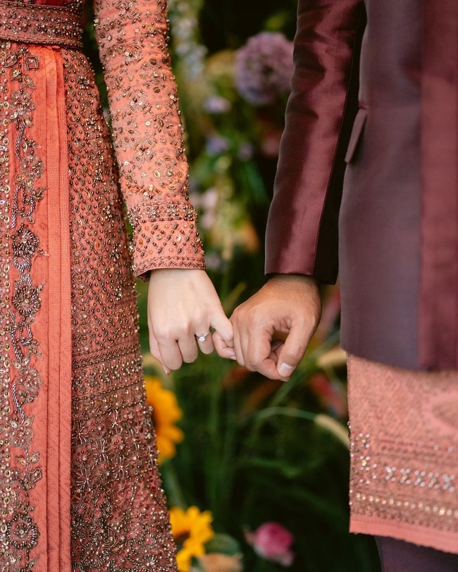 Salah satu foto memperlihatkan cincin pertunanangan yang masing-masing telah melingkar jari manis mereka. Untuk sementara ini, keduanya belum mengumumkan tanggal pernikahan. (Foto: Instagram/@febbyrastanty)