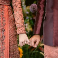 Salah satu foto memperlihatkan cincin pertunanangan yang masing-masing telah melingkar jari manis mereka. Untuk sementara ini, keduanya belum mengumumkan tanggal pernikahan. (Foto: Instagram/@febbyrastanty)