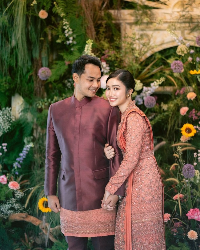 Untuk momen spesialnya, Febby memilihl kebaya penuh brokat berkilauan berwarna oranye. Gayanya dipermanis dengan selendang senada. (Foto: Instagram/@febbyrastanty)