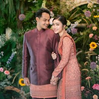 Untuk momen spesialnya, Febby memilihl kebaya penuh brokat berkilauan berwarna oranye. Gayanya dipermanis dengan selendang senada. (Foto: Instagram/@febbyrastanty)