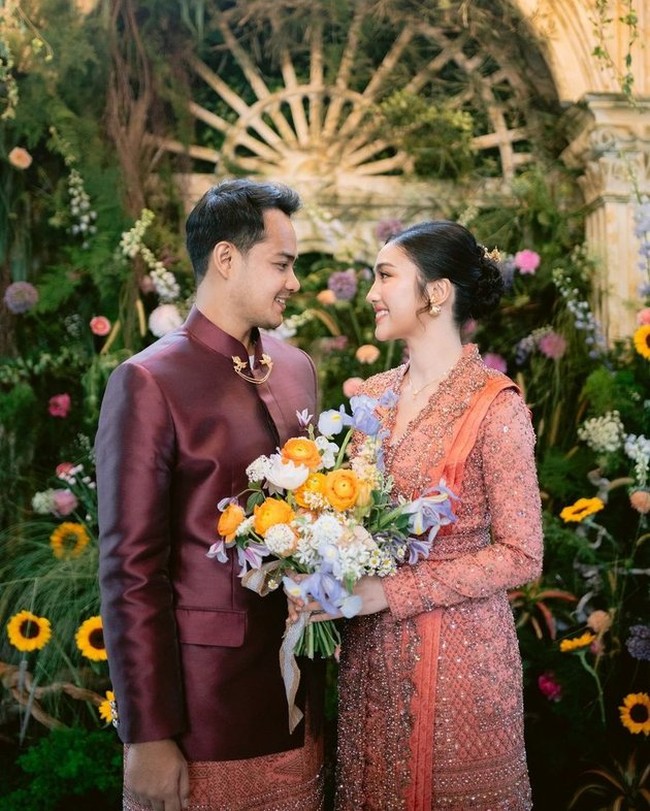 Kabar bahagia datang dari aktris dan penyanyi Febby Rastanty. Bintang film Seni Memahami Kekasih ini akhirnya dilamar.  (Foto: Instagram/@febbyrastanty