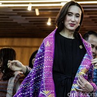 Sudah bukan rahasia bahwa Menteri Pariwisata Widiyanti Putri Wardhana memiliki selera fashion yang khas dan berkelas. Foto-fotonya di Instagram memperlihatkan deretan gayanya yang modis, bahkan jauh sejak sebelum dilantik sebagai anggota kabinet Presiden Prabowo. (Foto: Andhika Prasetia/detikcom)