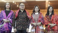 Widi Wardhana mengenakan ulos secara simbolis bersama Wamenpar Ni Luh Puspa.