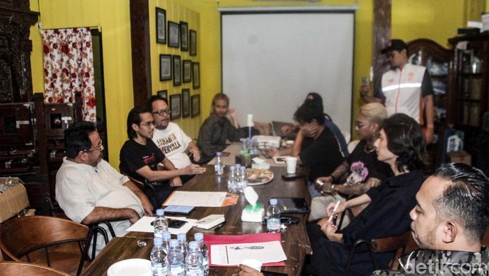 Rapper Young Lex bertemu cawagub Jakarta Rano Karno. Young Lex membahas mengenai kebudayaan.
