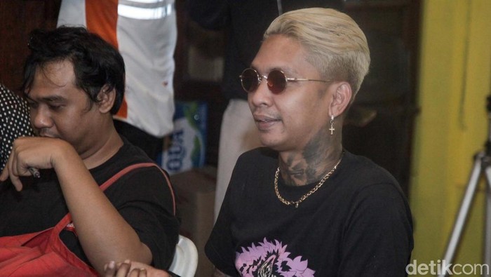 Gaya Young Lex Ngobrol Kebudayaan Bareng Rano Karno Rapper Young Lex bertemu cawagub Jakarta Rano Karno. Young Lex membahas mengenai kebudayaan.