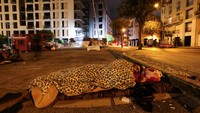 Mereka menggelar kasur untuk beristirahat di alun-alun yang dijadikan tempat penampungan sementara.  