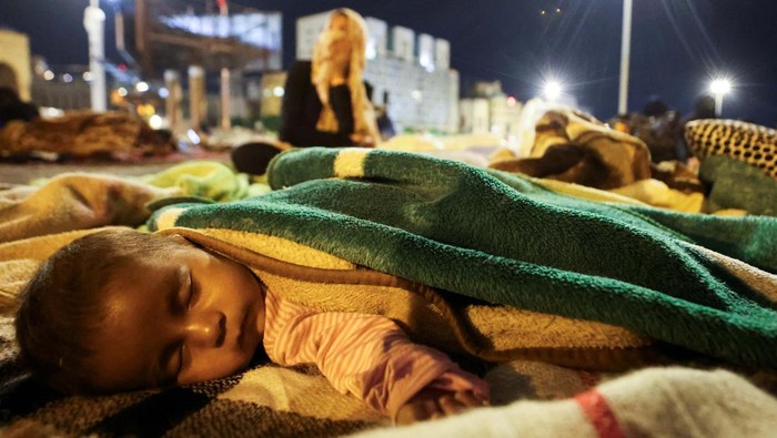 Displaced people rest in their temporary shelter at Martyrs' Square in the city centre, where many people spend the night fleeing the ongoing Israeli strikes in southern Beirut, Lebanon October 30, 2024. REUTERS/Mohamed Abd El Ghany