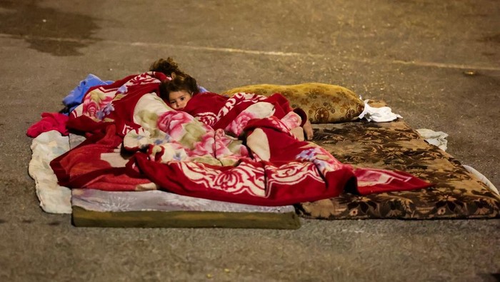 Displaced people rest in their temporary shelter at Martyrs' Square in the city centre, where many people spend the night fleeing the ongoing Israeli strikes in southern Beirut, Lebanon October 30, 2024. REUTERS/Mohamed Abd El Ghany