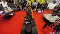 Buritan belakang motor listrik Davinci. Terlihat ramping ke belakang. Area kaki-kaki terkesan gambot. Foto: Ridwan Arifin