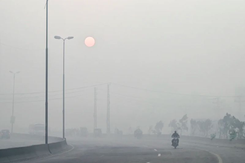 Ibu kota India, Delhi, diselimuti kabut asap beberapa hari sebelum Diwali dan berada di zona 'sangat tidak sehat'.