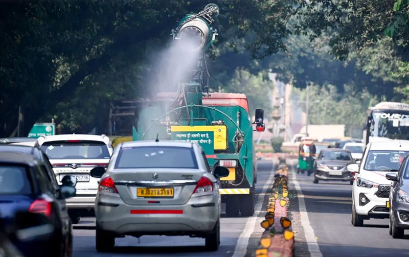 Ibu kota India, Delhi, diselimuti kabut asap beberapa hari sebelum Diwali dan berada di zona 'sangat tidak sehat'.