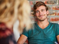 26 Ciri-ciri Cowok Suka Sama Kita Diam-diam, Girls Perlu Tahu