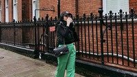 Wanita 28 tahun itu menunjukkan momen ketika sedang jalan-jalan ke luar negeri. Untuk memulai hari, Febby tidak lupa menyeruput segelas kopi dulu. Foto: Instagram @febbyrastanty