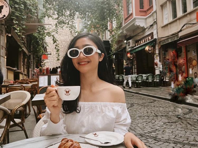 Intip Serunya Febby Rastanty Saat Ngopi hingga Makan Es Krim