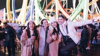 Bersama teman-teman artisnya, calon ibu Bhayangkari itu pun ke Winter Wonderland, Hyde Park, London. Febby dan teman-temannya tampak berpose sambil memegang segelas minuman nih. Foto: Instagram @febbyrastanty
