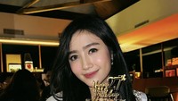 Tak hanya minum kopi, artis lulusan Fakultas Hukum itu juga kerap membagikan momen saat makan-makan, mulai dari menikmati kue hingga es krim. Foto: Instagram @febbyrastanty