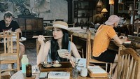 Di Bali, Febby mampir ke salah satu restoran untuk menikmati satu set makanan komplet. Ia terlihat seperti menikmati hidangan khas Jepang. Foto: Instagram @febbyrastanty