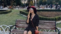 Pemeran Eneng dan Kaos Kaki Ajaib itu juga pernah menunjukkan momen saat menikmati es krim cone sambil duduk di kursi taman di Turki. Seru ya? Foto: Instagram @febbyrastanty