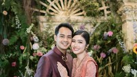 Pada 30/10/2024, Febby Rastanty mengunggah foto yang menunjukkan momen lamaran dengan calon suaminya, Drajat Djumanantara. Calon suaminya pun diketahui sebagai lulusan Akademi Kepolisian. Foto: Instagram @febbyrastanty