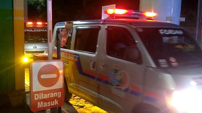 Iring-iringan mobil jenazah yang membawa kru TvOne yang kecelakaan di Tol Pemalang keluar dari RSI Al Ikhlas Pemalang, Kamis (31/10/2024).