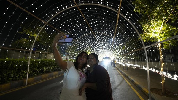 Jalan-jalan di India Berhias Lampu Jelang Diwali