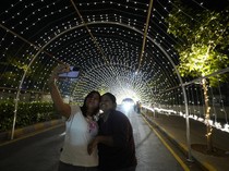 Jalan-jalan di India Berhias Lampu Jelang Diwali