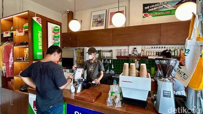 Jangan Salah, Ini Tempat Ngopi Bukan Studio Foto Kedai kopi di Jakarta ini punya konsep unik. Saat ngopi di tempat ini, Anda serasa berada di studio foto.