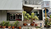 Dengan mengusung konsep berkunjung kerumah nenek, Kopi Mandja memberikan suasana ngopi di rumah.