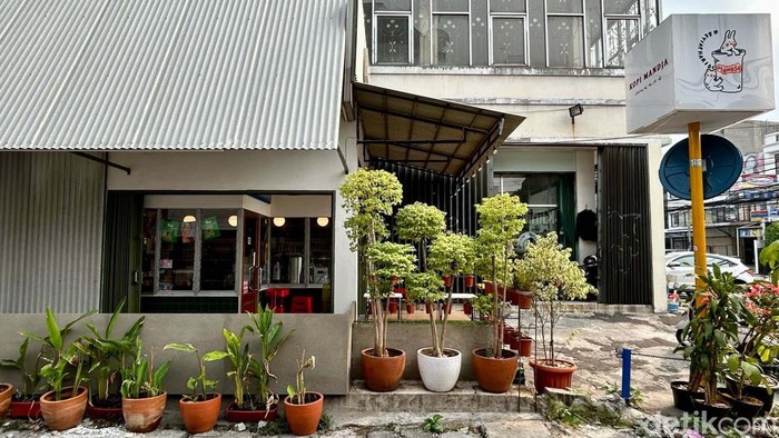 Jangan Salah, Ini Tempat Ngopi Bukan Studio Foto Kedai kopi di Jakarta ini punya konsep unik. Saat ngopi di tempat ini, Anda serasa berada di studio foto.