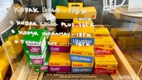 Selain menjual kopi, tempat ini juga menjual roll film kamera.