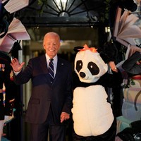 Joe Biden dan Jill Biden merayakan Halloween terakhir mereka sebagai Presiden AS dan Ibu Negara di Gedung Putih. Tak tanggung-tanggung, Jill Biden rela memakai kostum panda untuk menandai momen spesial tersebut. (Foto: REUTERS/Nathan Howard)