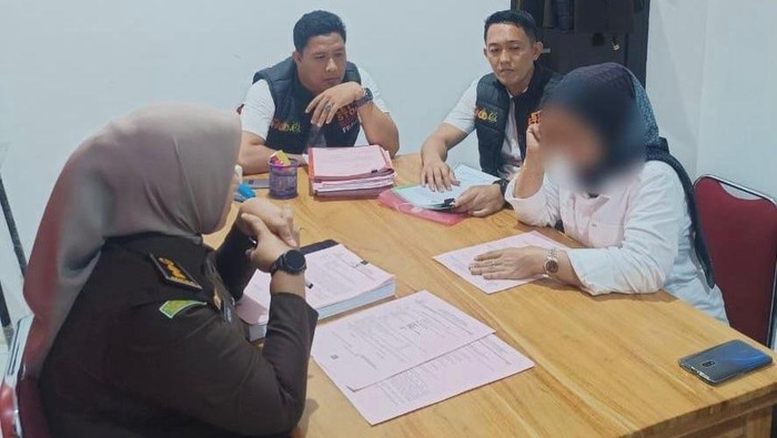 JPU Kejari Bone menerima tersangka tindak pidana pemilu, yakni Lurah Pallette dan Kades Lamuru.