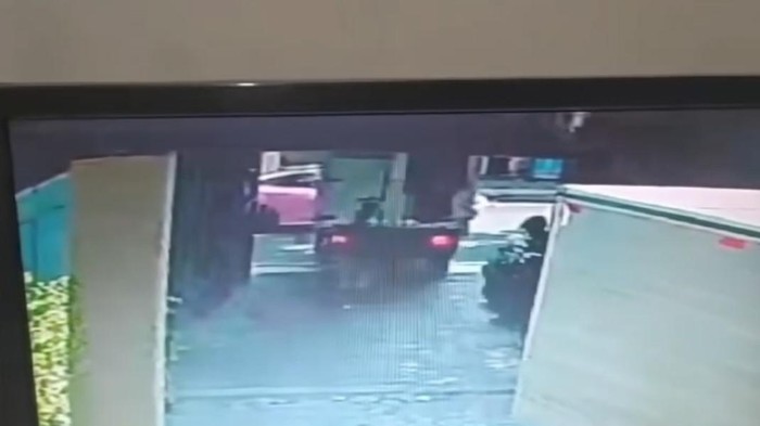 juru parkir di Banyuwangi ditodong pistol