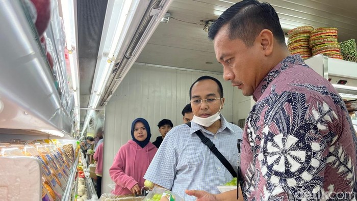 Kadisperindag Medan lakukan sidak anggur muscat di Pasar Buah Palangkaraya. (Kartika Sari/detikSumut)