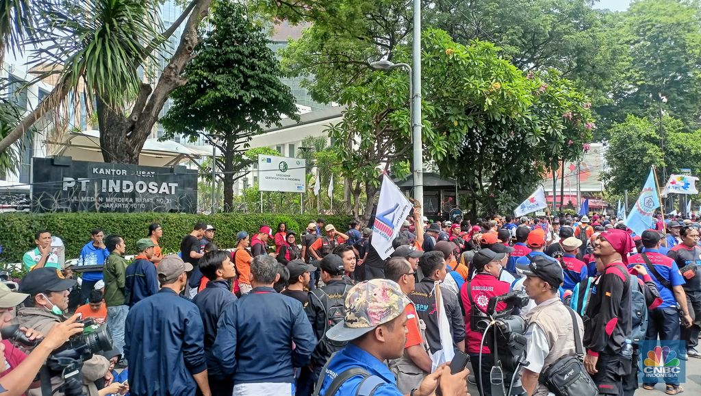 Kalangan buruh dari Konfederasi Serikat Pekerja Indonesia (KSPI) meminta bantuan Presiden Prabowo Subianto untuk mencabut Undang-Undang Cipta Kerja atau Omnibus Law khususnya di kluster Ketenagakerjaan jika gugatan MK tidak dikabulkan. (CNBC Indonesia/Ferry Sandi)