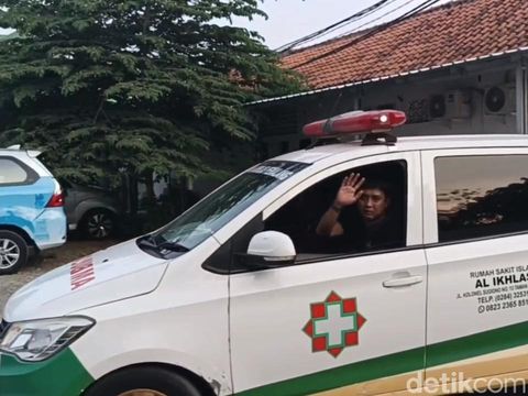 Kameraman TvOne, Geigy Yudhistira, korban luka dalam kecelakaan di Tol Pemalang-Batang KM 315, dirujuk dari RSI Al Ikhlas Pemalang ke RSU Budi Rahayu, Kota Pekalongan, Kamis (31/10/2024) sore.